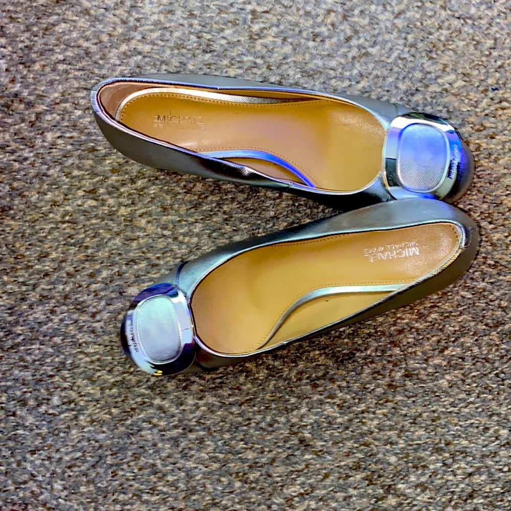 MICHAEL KORS Beautiful Silver Shoes!